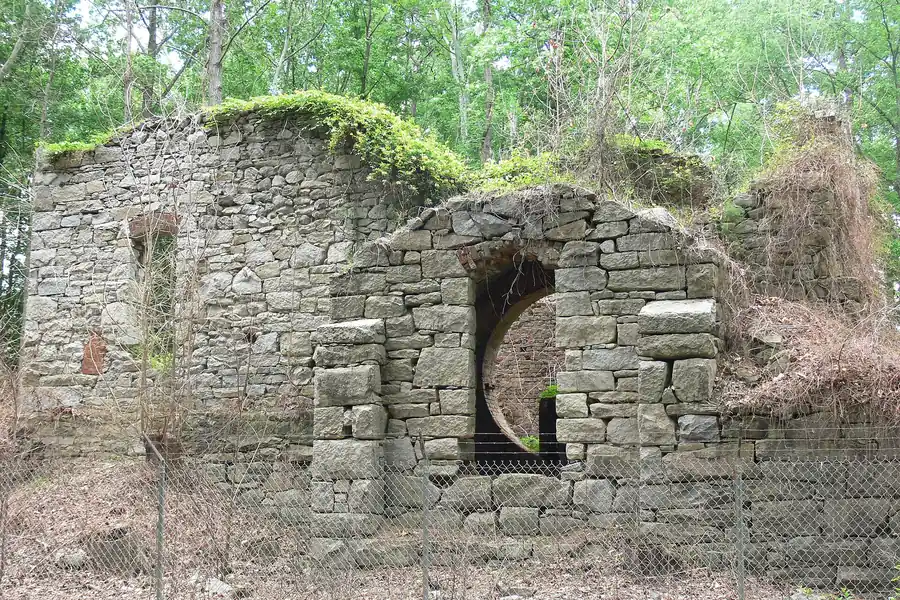 Ruins of the Grove Shaft from the Midlothian coal mines
